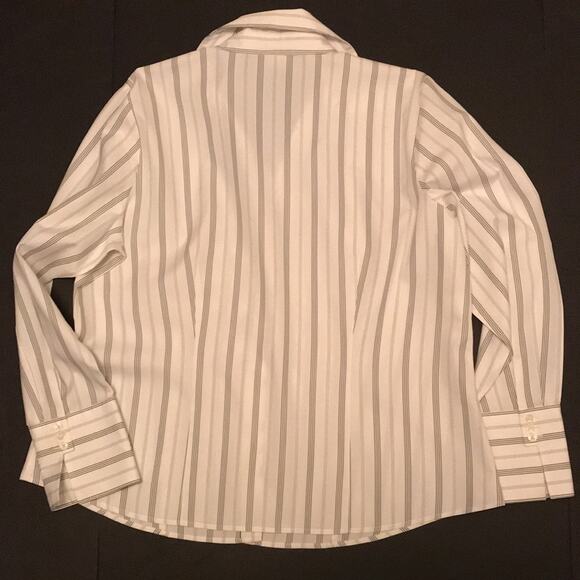 Jones New York Classic Button Down Shirt. 14 - Picture 4 of 4